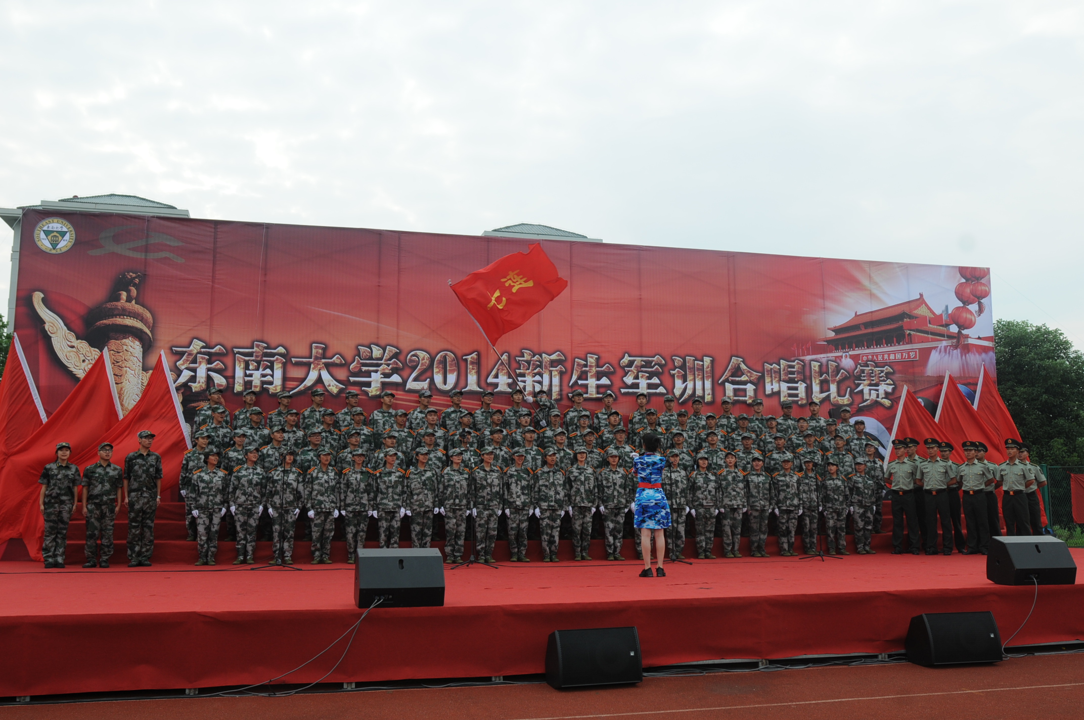 我院2014级新生在全校军训大合唱比赛中夺得第一