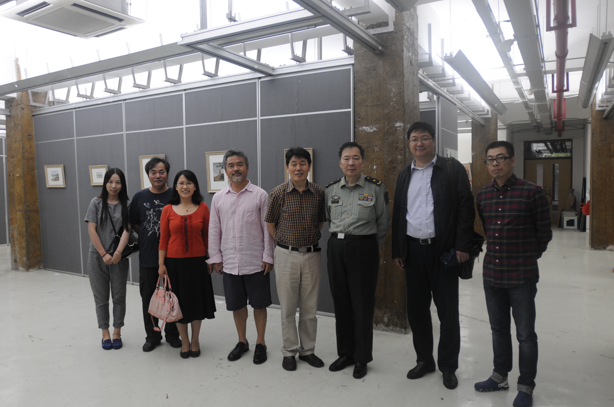 国防大学徐焰少将（右3）在东南大学宣传部施畅副部长的陪同下参观我院“青•彩”油画展